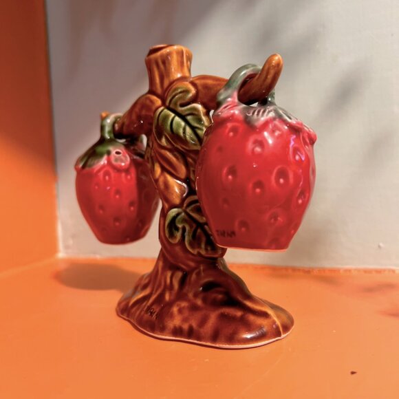 1940s Japanese Hanging Strawberry Salt & Pepper Shakers | Fruit Garden Kitchen - Picture 4 of 10